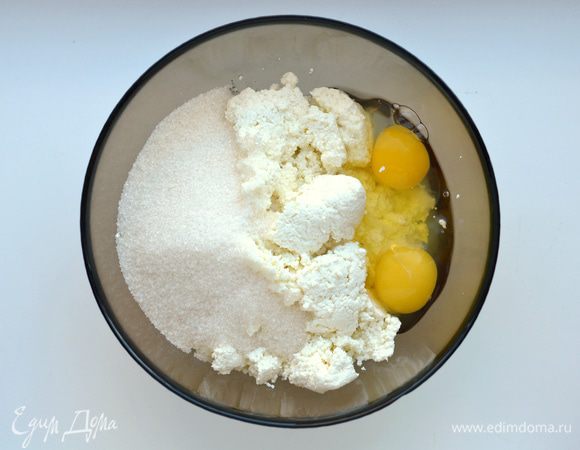 Творог соединить с сахаром и яйцами. Перемешать. Можно пробить блендером.