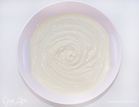 Добавить к творожно-яичной массе растительное масло и муку с разрыхлителем. Муку добавлять порционно, постоянно вымешивая лопаточкой. Тесто должно быть по консистенции как густая сметана.
Цукаты промыть, обсушить, добавить столовую ложку муки, обваливая цукаты в ней. Добавить в тесто. перемешать.