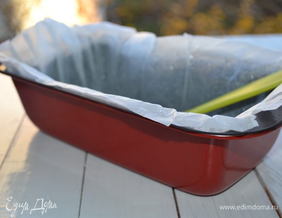 Форму смазать маслом, выложить тесто. Выпекать при 180 градусах примерно 40 минут.