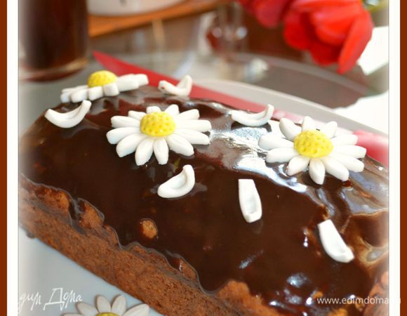 Облить кекс помадкой.