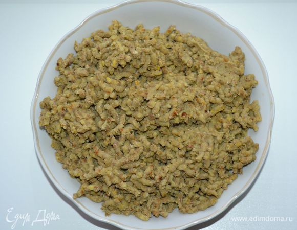 Чечевицу хорошо промыть, замочить в воде, оставить для набухания на ночь. Проварить в подсоленной воде минут 5-10. Откинуть на дуршлаг, дать стечь воде. Перекрутить на мясорубке.