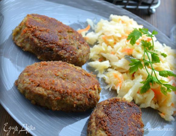 Обжарить на растительном масле. Котлетки получаются очень сочными, нежными и вкусными.