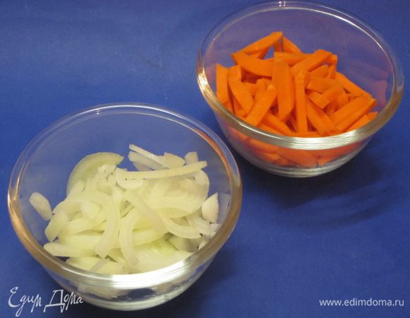 Лук очистить, нарезать полукольцами, морковь очистить и нарезать брусочками.