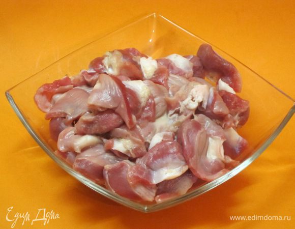 Промыть желудочки, если есть пленки, снять. Нарезать на 2-3 части.