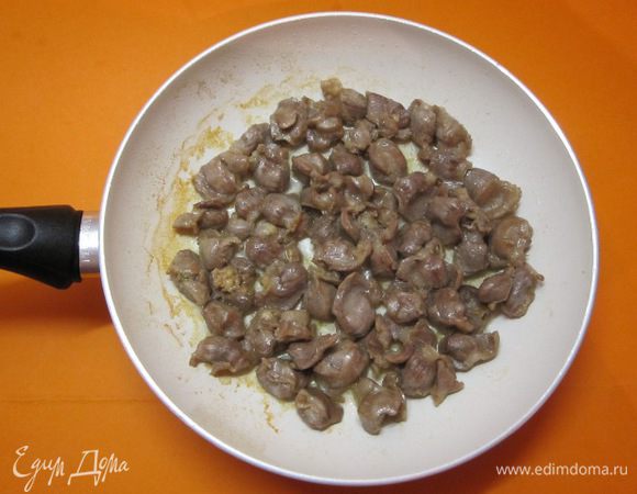 На сковороде разогреть сливочное масло с растительным. Обжарить желудочки до выпаривания жидкости.