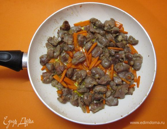 Добавить нарезанную морковь, обжарить.