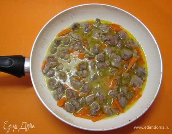 Влить куриный бульон, посолить, тушить желудочки под закрытой крышкой до мягкости 1,5 часа. Может быть, понадобится времени меньше или больше, все будет зависеть от мягкости желудочков. Если бульон выпарится, влить дополнительно.