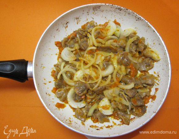 Когда выпарится весь бульон, добавить к желудочкам нарезанный лук, обжаривать минут 5.