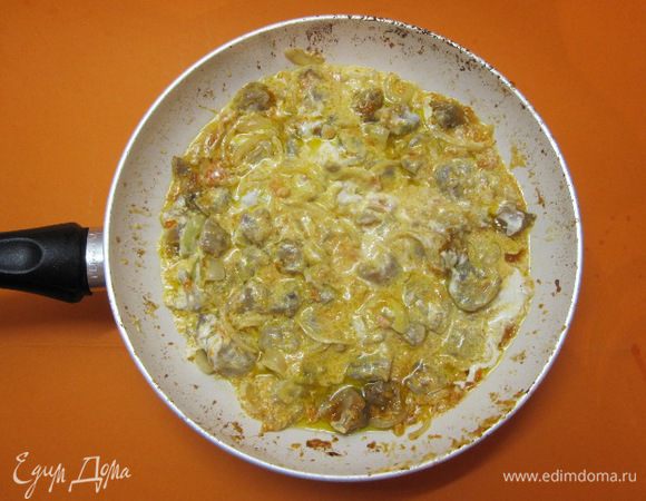 Добавить сметану, всыпать куркуму, добавить немного бульона. Перемешать, тушить минут 5. В конце тушения добавить измельченный чеснок.