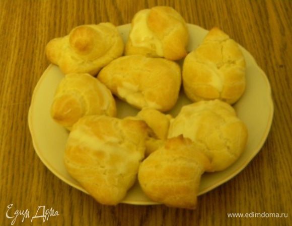 Я решила из оставшегося теста сделать профитроли.
Это первые заварные, которые получились в моей духовки, хотя пыталась неоднократно. 
В общем, получился маленький бонус и для домашних :)