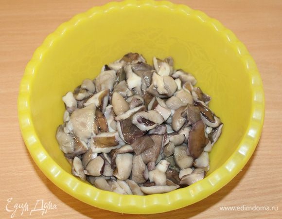 Грибы предварительно почистить и отварить в слегка подсоленной воде.