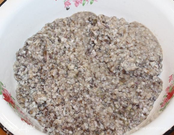 Перекрутить маслята на мясорубке.