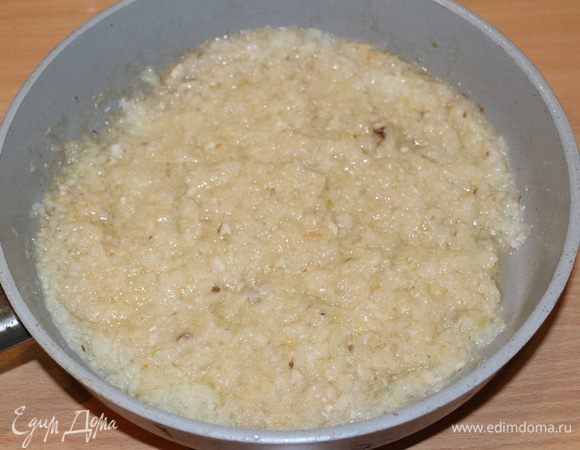 Тоже самое проделать с луком, затем поместить его в сковороду с растительным маслом, обжарить до выкипания жидкости.