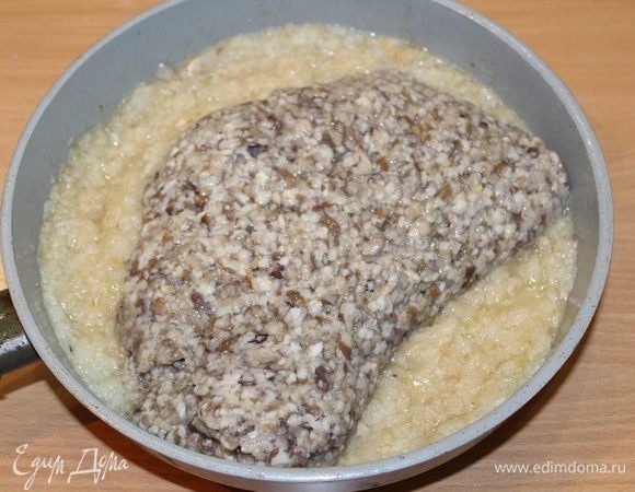 Добавить маслята и тушить около 1 часа.