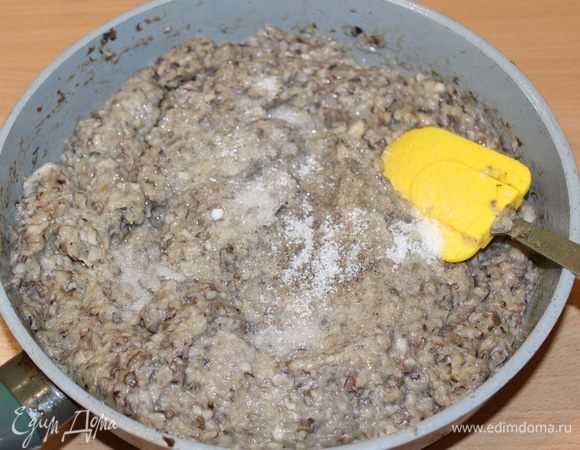 Посолить, поперчить. добавить сахар, перемешать.