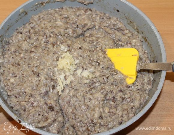 Выдавить чеснок.