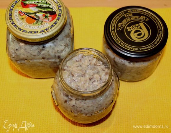 Выложить горячую икру в баночки.