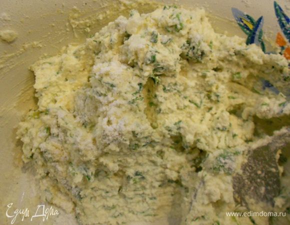 Добавляем манку, соль (по вкусу), перемешиваем и оставляем на некоторое время (у меня получилось минут 30). Добавляем перец, любимые специи, хорошо перемешиваем, формуем сырники (при помощи столовой ложки), выкладываем на тарелку с мукой, руками обсыпаем.