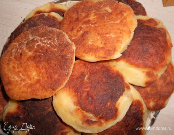 Делаем лепешечки и жарим с 2 сторон, выкладывая на сковороду с раскаленным растительным маслом.
