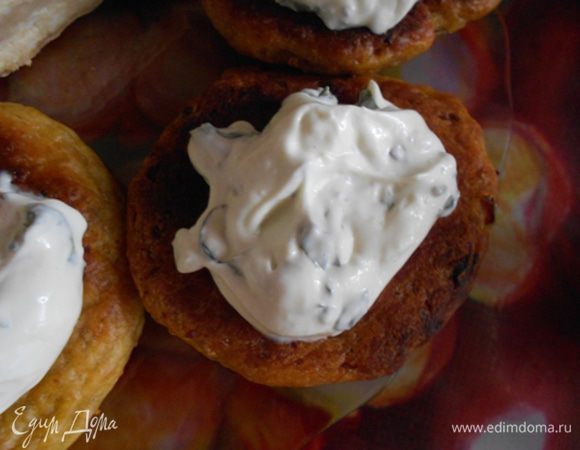 Подаем с соусом из майонеза или сметаны и зелени. Можно добавить зубчик-два чесночка.
Приятного аппетита!!!