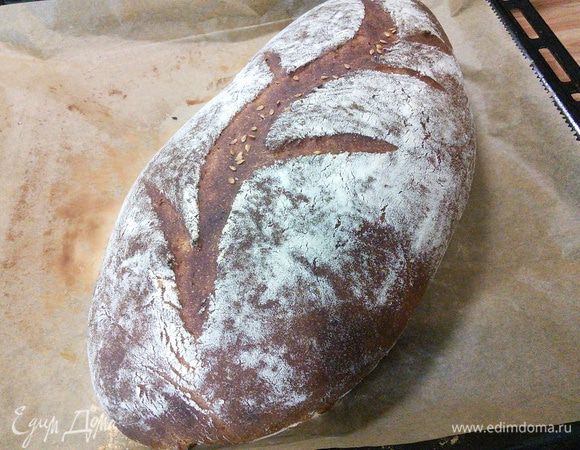 Если хлеб достиг желаемой золотистой корочки, его нужно накрыть листом пергаментной бумаги или фольги, чтобы не подгорел. Готовый хлеб охладить на решётке. 