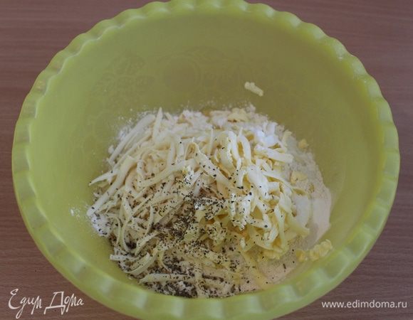 Смешать муку, разрыхлитель, соль, натертый сыр и натертое масло, добавить приправу, сделать крошку.