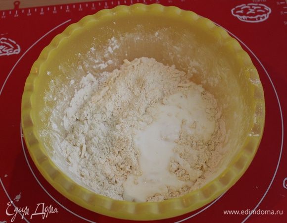 Добавить йогурт, замесить мягкое тесто, нелипнующее к рукам.