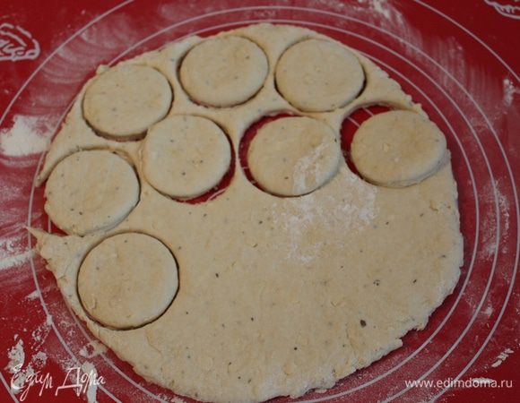 На присыпанной мукой рабочей поверхности раскатать тесто толщиной 1,5 см, вырезать сконы.