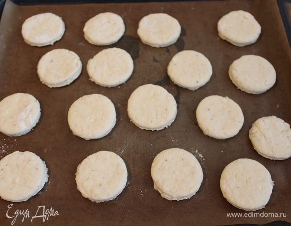 Перенести сконы на противень, застеленный бумагой для выпечки. Выпекать в духовке 10-15 минут до бледно-розового цвета.