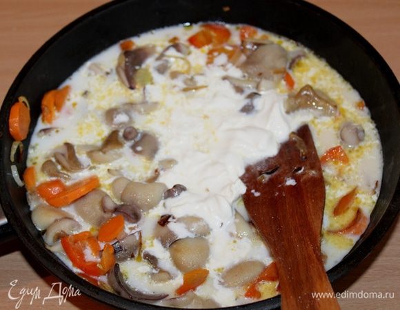 Добавить  грибы, готовить еще 10 минут, помешивая.
Затем смешать сметану и бульон и залить грибы, посолить, поперчить, убавить огонь и тушить рагу около 30 минут.

