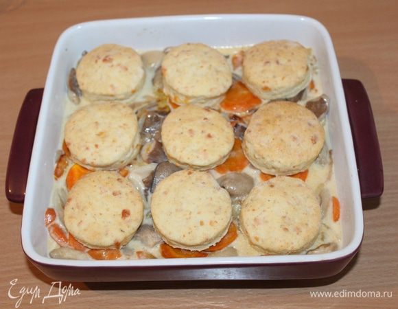  Рагу переложить в жаропрочную форму, сверху выложить сконы и отправить в разогретую духовку на 5-10 мин до зарумянивания.