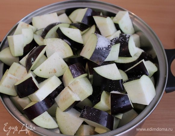 Баклажаны помыть, порезать крупными кубиками, обильно посолить, перемешать и оставить на 1 час.