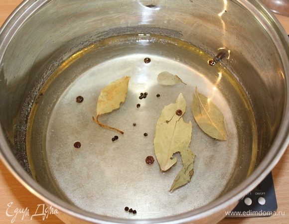 Вскипятить воду для маринада, опустить специи.