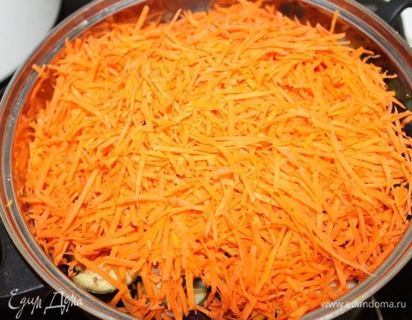 Затем пустить в маринад отжатые баклажаны и натертую крупную морковь. Тушить, периодически помешивая, 20 минут.