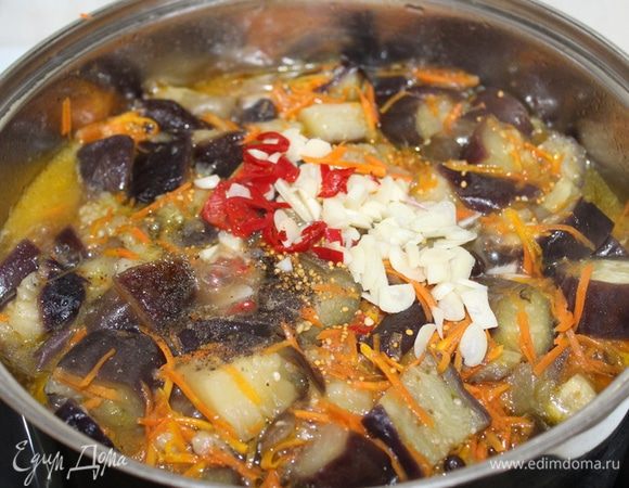 В конце тушения добавить измельченный чеснок, измельченный горький перец и семена горчицы. Все тщательно перемешать.  
Добавить лавровый лист, перец душистый.
Пока раскладываете по стерилизованным баночкам, кастрюля пусть стоит на плите. 