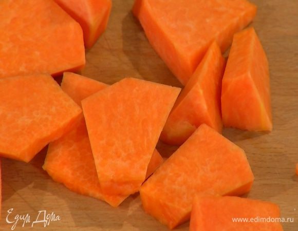 Тыкву почистить и нарезать небольшими кусочками.