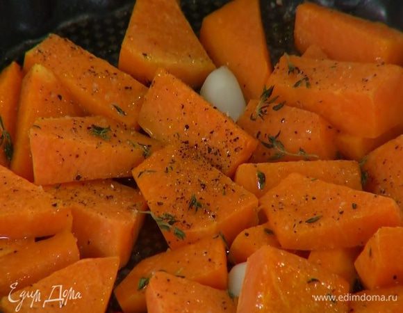 Выложить тыкву в небольшую форму для выпечки, слегка сбрызнуть оливковым маслом, добавить 2 зубчика чеснока, посолить, поперчить, посыпать половиной листьев тимьяна и запекать в духовке под грилем 10 минут.