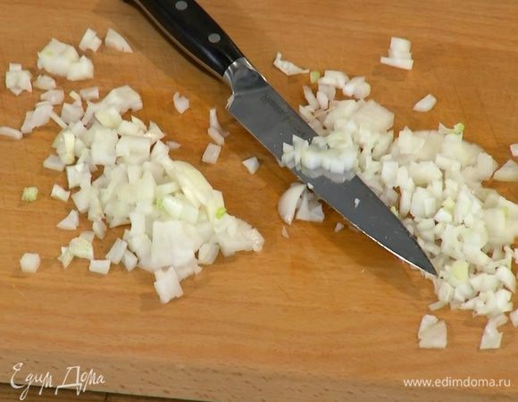 Лук почистить и мелко порубить.
