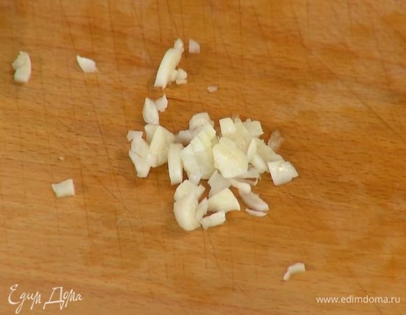 Оставшийся зубчик чеснока раздавить плоской стороной ножа, мелко порубить, добавить в сковороду с луком и обжаривать еще 4–5 минут.