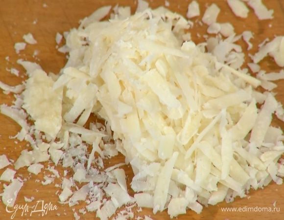 Сыр натереть на крупной терке.