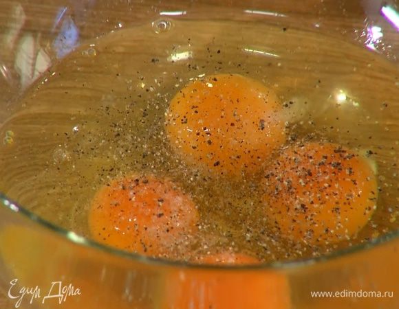 Яйца разбить в глубокую миску, посолить, поперчить и перемешать вилкой.