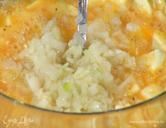 Моцареллу, большую часть натертого сыра и обжаренный лук с чесноком добавить к яйцам и перемешать.