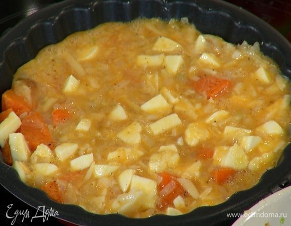 Форму вынуть из духовки, залить тыкву яичной массой, посыпать оставшимся натертым сыром и запекать под грилем еще 5–7 минут.