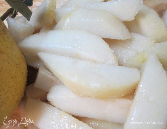 Очищаем груши и нарезаем дольками.