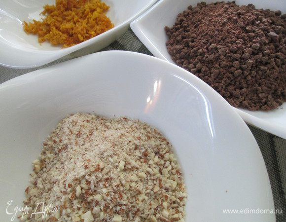 Пока варятся груши, измельчаем в блендере сначала миндаль, затем шоколад.
С апельсина снимаем цедру.