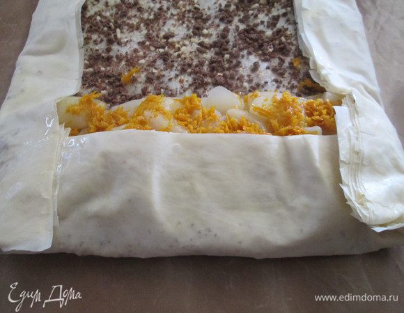 Сворачиваем тесто рулетом, подвернув края вовнутрь.