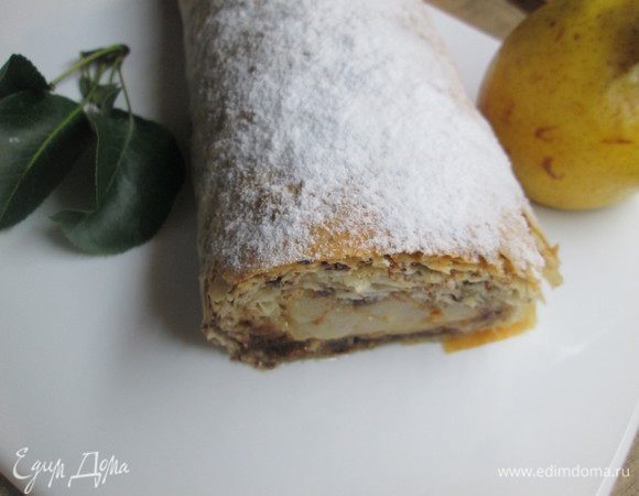 Посыпаем сахарной пудрой и нарезаем горячим ножом  зубчиками.