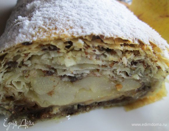 Десерт будет еще вкуснее, если подать его с шариком мороженого.