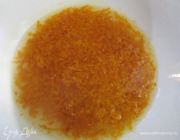 Готовые груши откинуть на дуршлаг и остудить. В цедру добавить 2-3 ст. л. грушевого сиропа. 