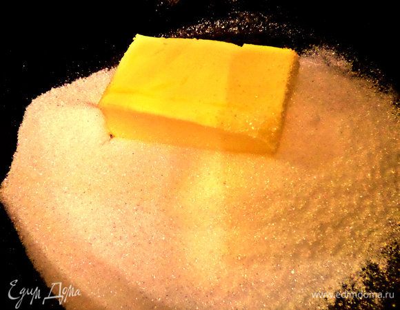 Мягкое масло смешать с мелким сахаром и ванилью.